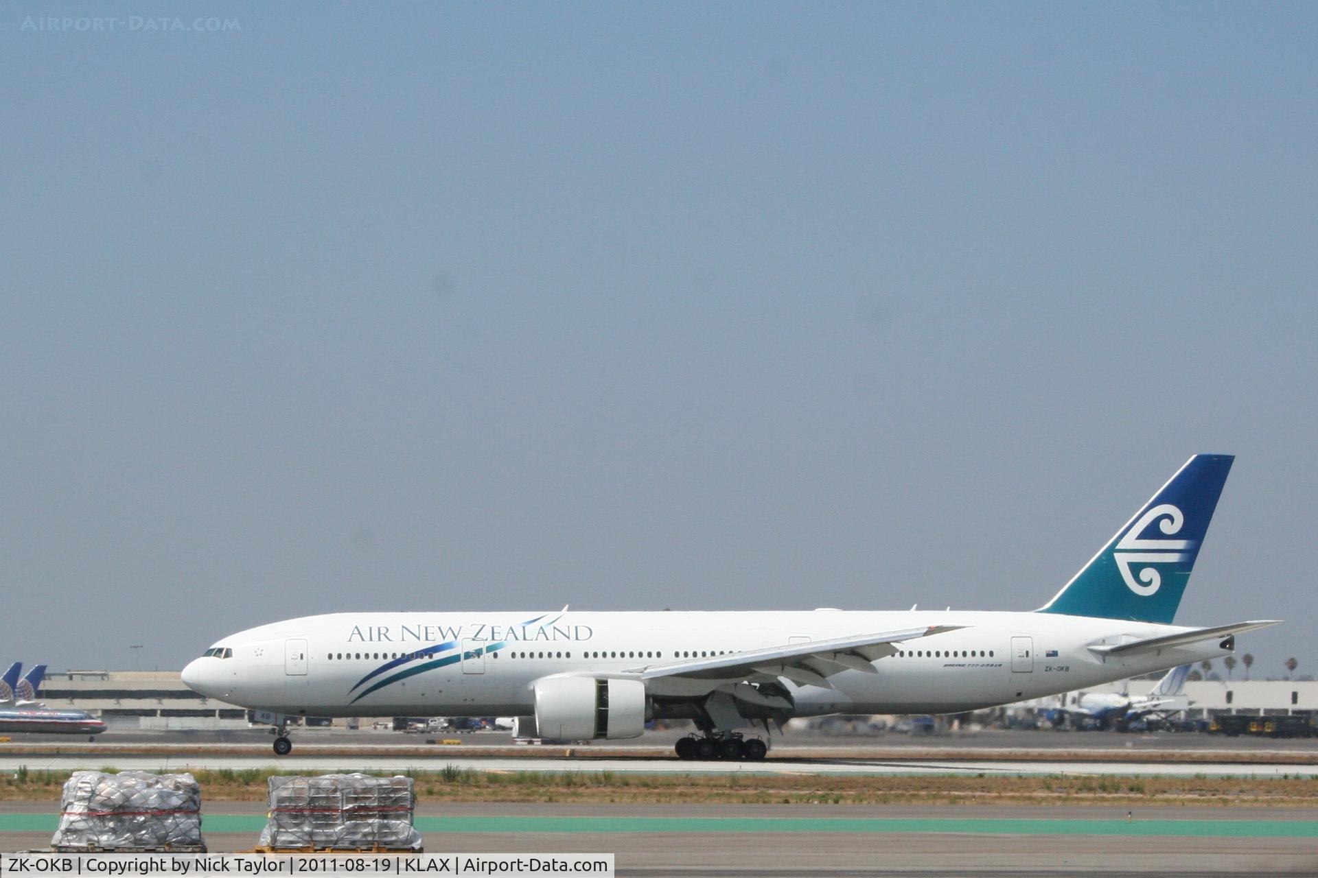 ZK-OKB, 2005 Boeing 777-219/ER C/N 34376, Landing rollout 25L