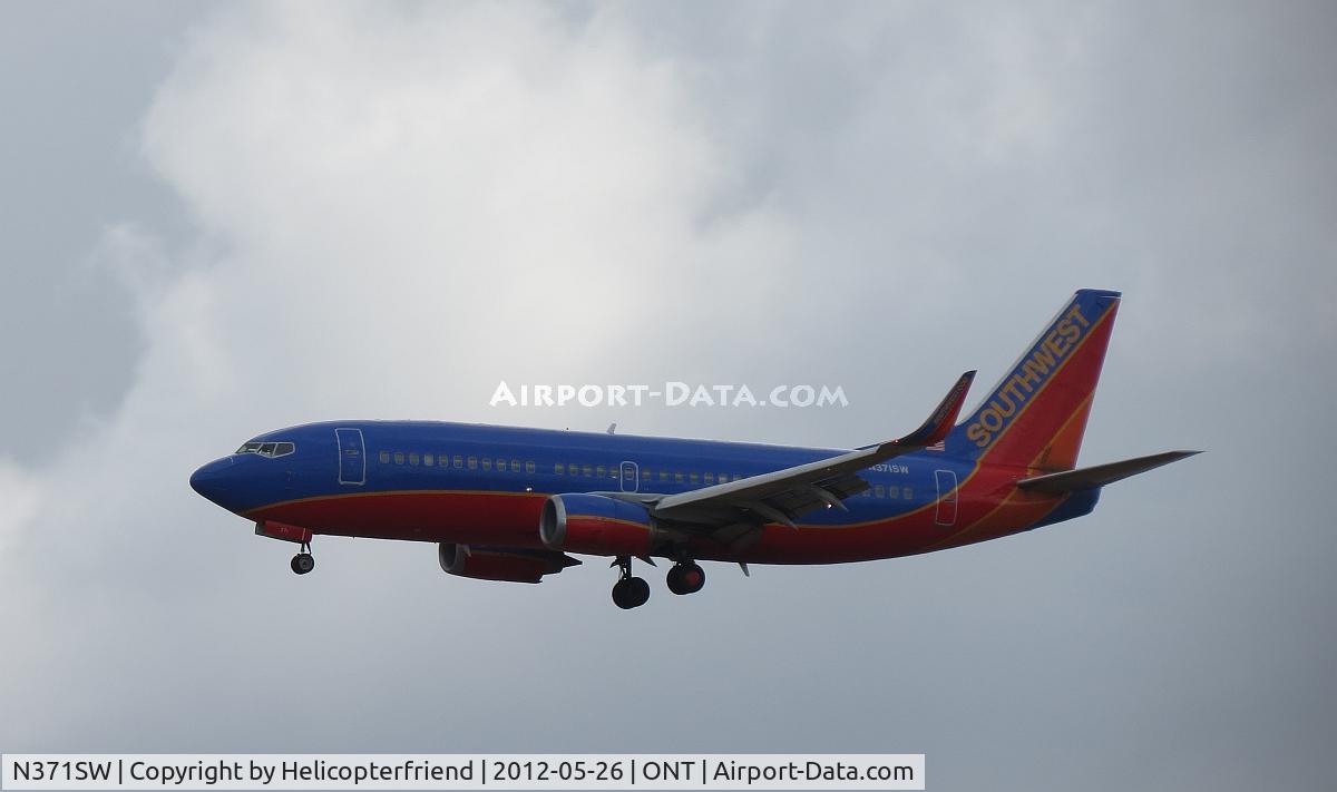 N371SW, 1993 Boeing 737-3H4 C/N 26598, On final for 26R