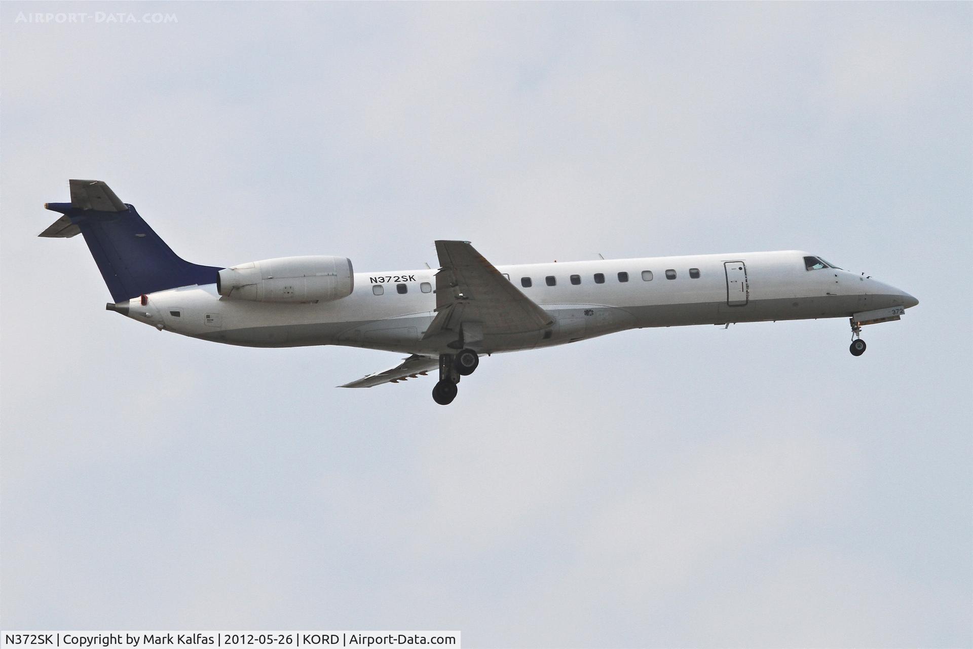 N372SK, 2001 Embraer ERJ-140LR (EMB-135KL) C/N 145538, Chautauqua Airlines/United Express Embraer EMB-135KL,CHQ5070 arriving from Louisville Intl/KSDF, RWY 10 approach KORD.