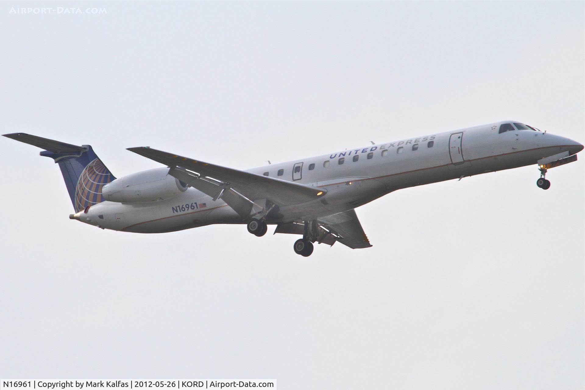 N16961, 1999 Embraer ERJ-145LR (EMB-145LR) C/N 145103, ExpressJet/United Express, Embraer EMB-145LR, ASQ5844 arriving from KDSM, RWY 10 approach KORD.