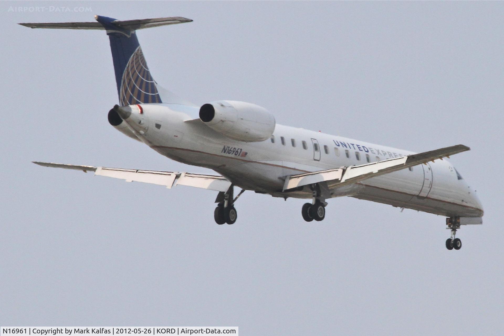 N16961, 1999 Embraer ERJ-145LR (EMB-145LR) C/N 145103, ExpressJet/United Express, Embraer EMB-145LR, ASQ5844 arriving from KDSM, RWY 10 approach KORD.