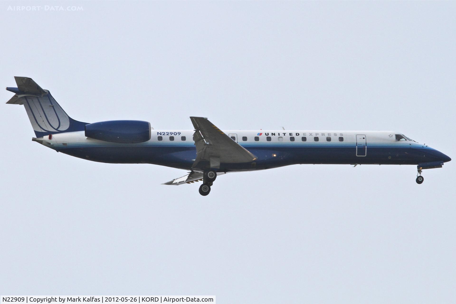 N22909, 2001 Embraer ERJ-145LR (EMB-145LR) C/N 145459, ExpressJet/United Express, Embraer EMB-145LR, ASQ4541 arriving from KCLE, RWY 10 approach KORD.