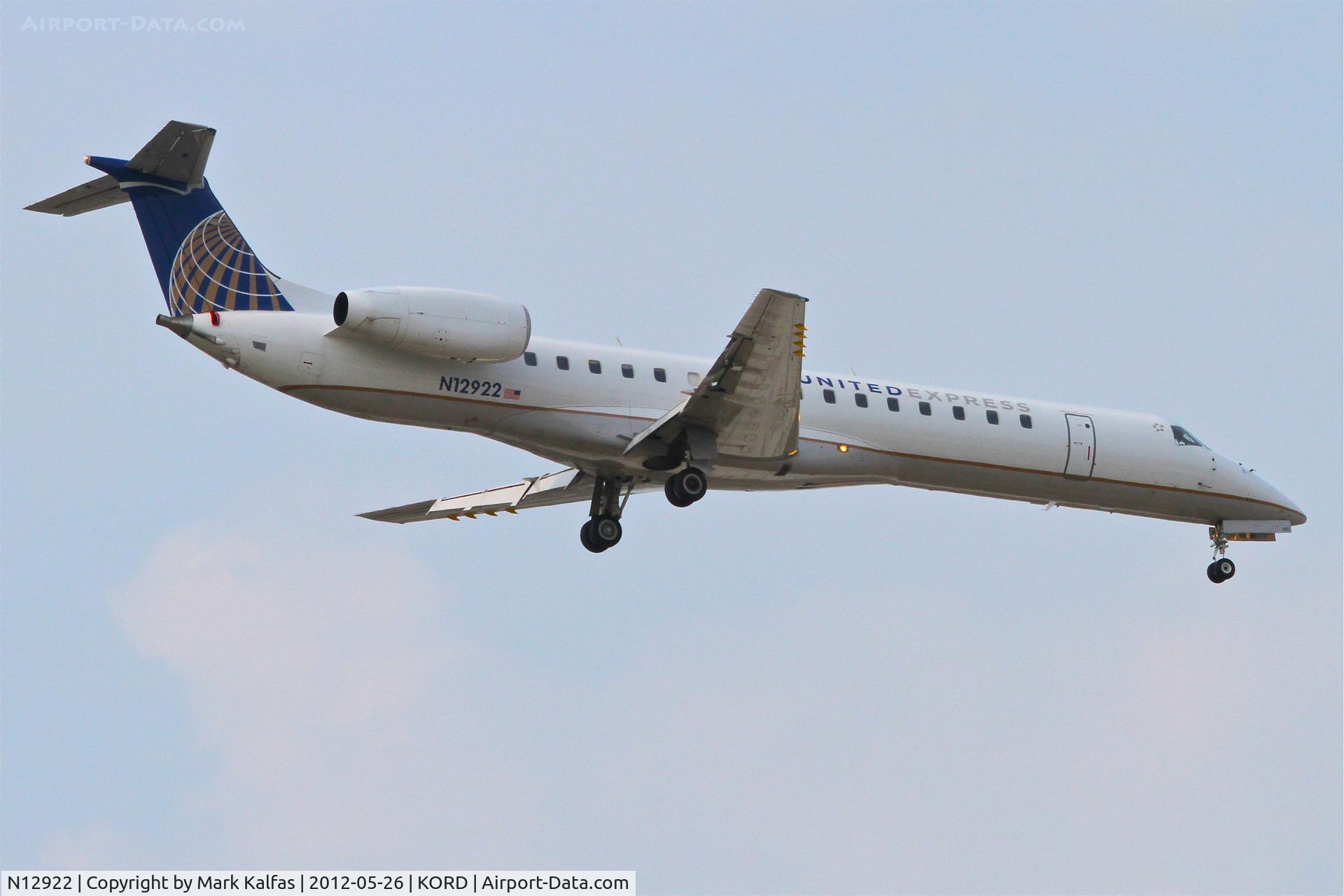 N12922, 2000 Embraer ERJ-145LR (EMB-145LR) C/N 145338, ExpressJet/United Express, Embraer EMB-145LR, ASQ6167 arriving from KCWA, RWY 10 approach KORD.