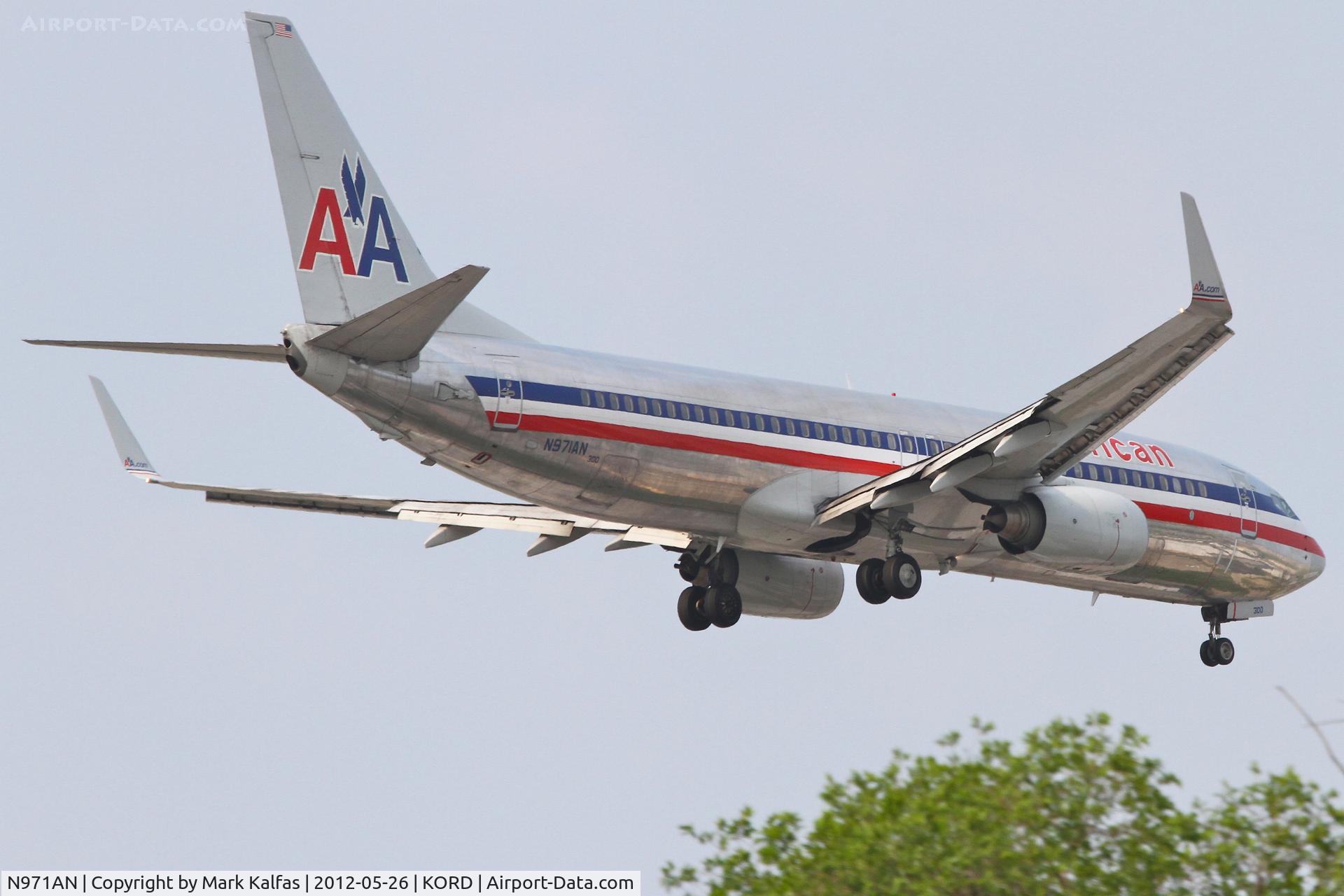 N971AN, 2001 Boeing 737-823 C/N 29547, American Airlines Boeing 737-823, AAL1372 arriving from KLAX, RWY 10 approach KORD.