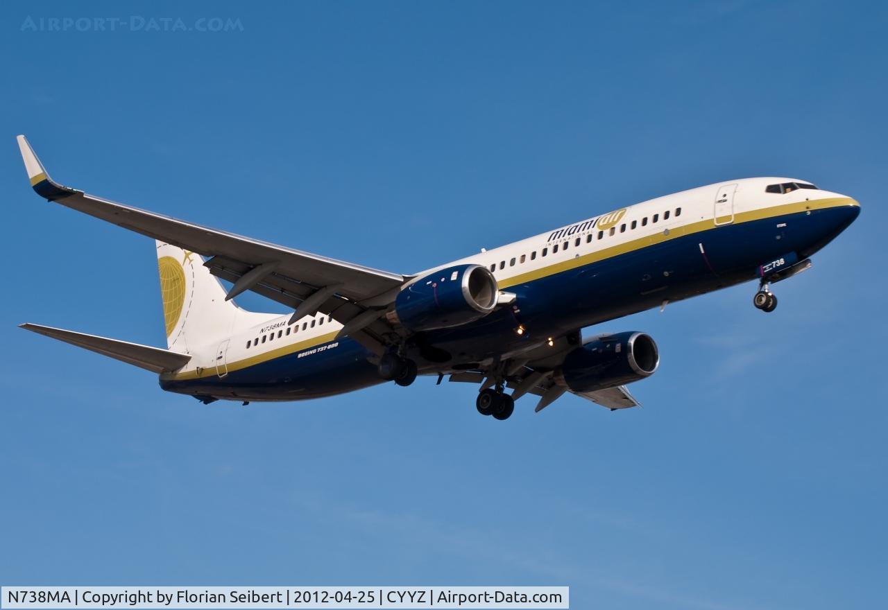 N738MA, 2004 Boeing 737-8Q8 C/N 32799, Short final rwy 23