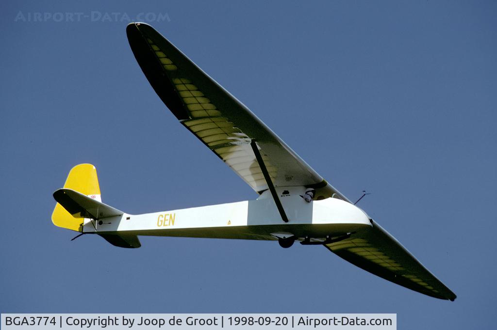 BGA3774, Slingsby T-21B Sedbergh C/N 1154, landing at the Oldtimertreffen at Hilzingen (Germany)