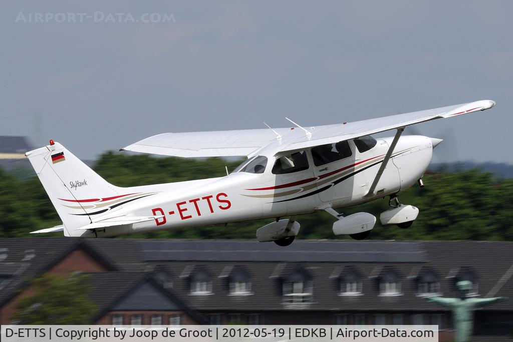 D-ETTS, 2004 Cessna 172R Skyhawk C/N 17281220, the famous Sankt Augustin Philisophic-Theologic Highschool in the background.