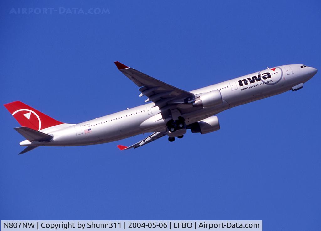 N807NW, 2004 Airbus A330-323 C/N 0588, Delivery day...