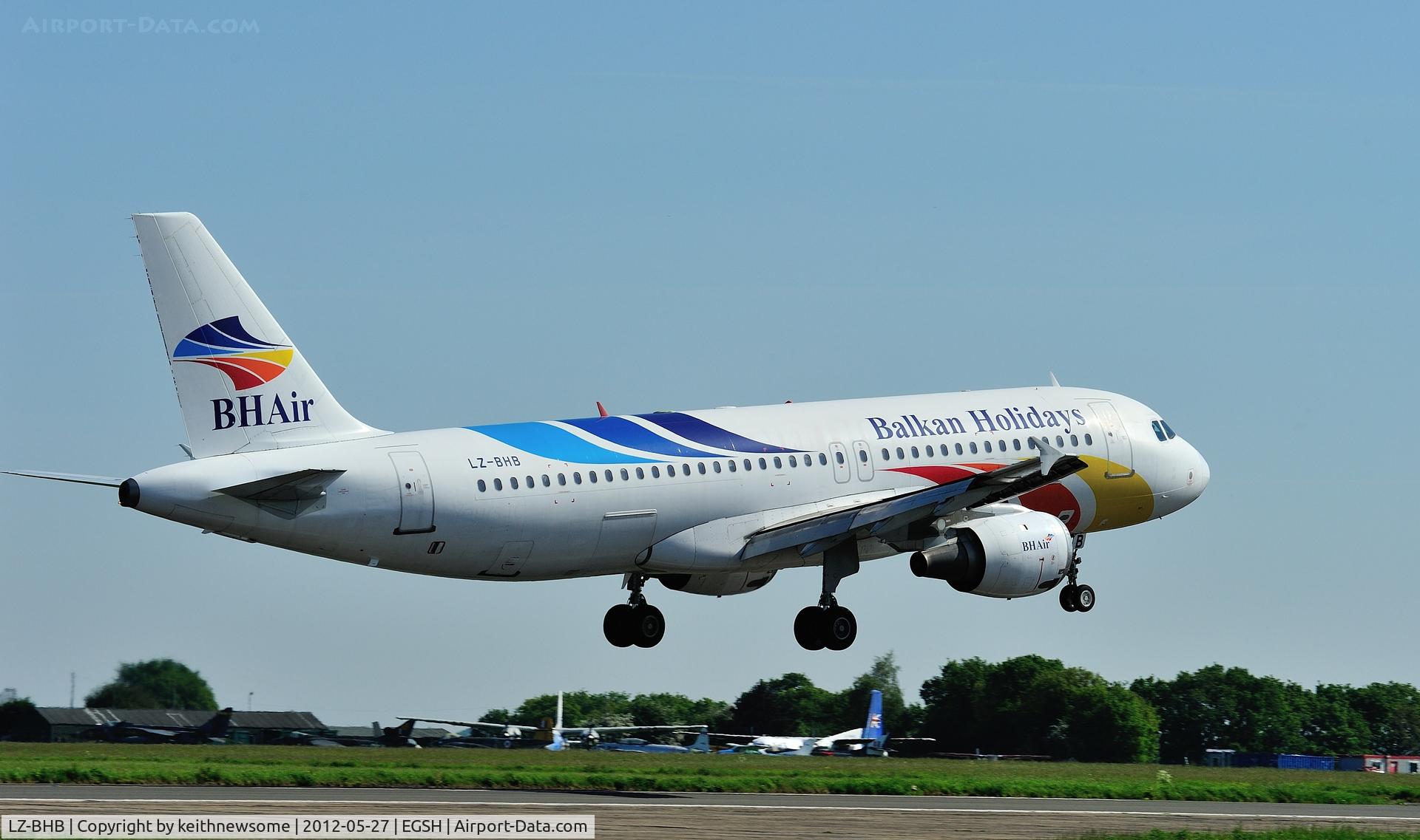 LZ-BHB, 1992 Airbus A320-212 C/N 294, Early morning charter arriving at 09 Norwich.