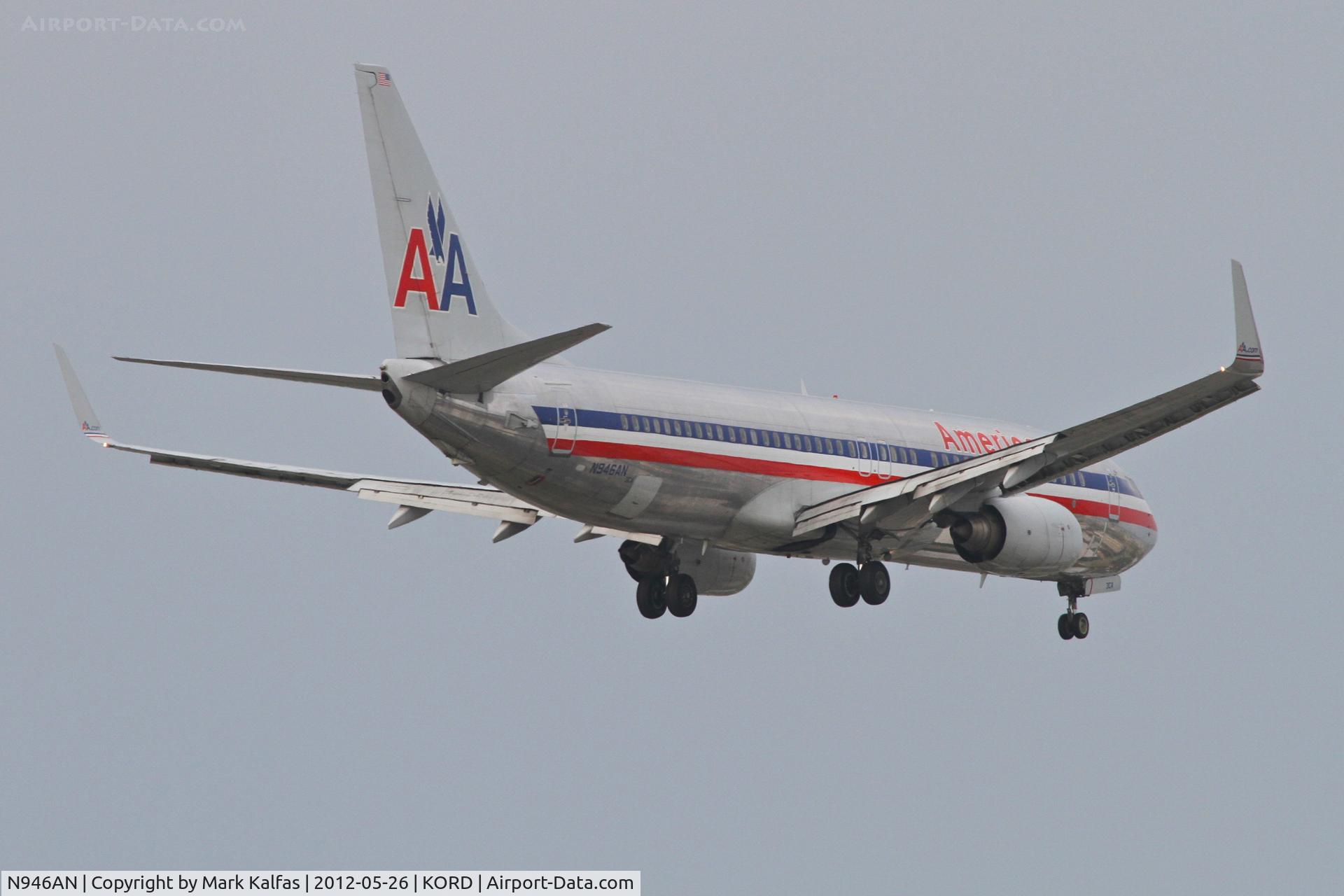 N946AN, 2000 Boeing 737-823 C/N 30600, American Airlines Boeing 737-823, AAL 874 arriving from KSEA, RWY 10 approach KORD.