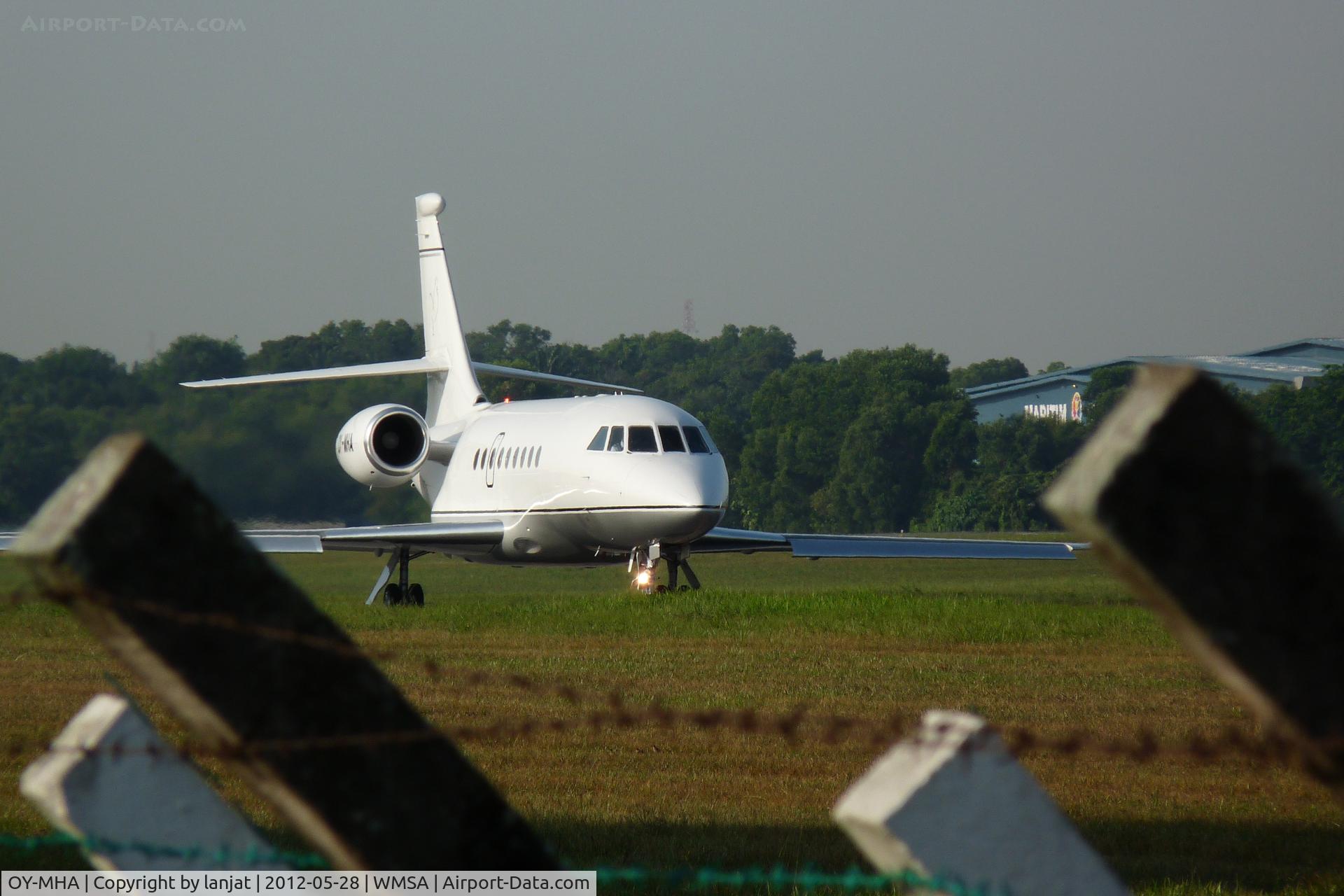 OY-MHA, 2008 Dassault Falcon 2000EX C/N 156, Morning Depature : Taxing to Gate