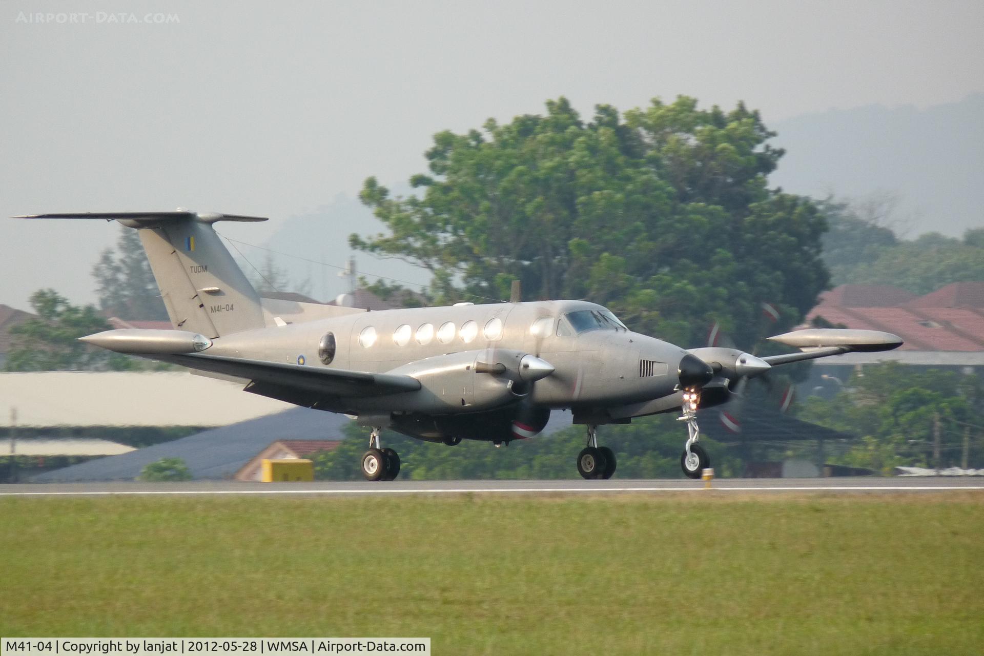 M41-04, Beech B200T Super King Air King Air C/N BT-38, Touch Down