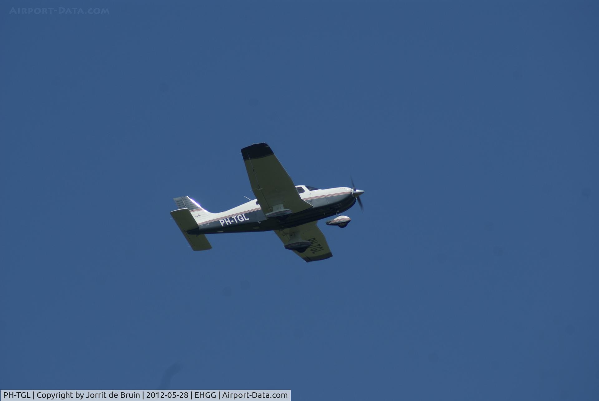 PH-TGL, 2001 Piper PA-28-181 Cherokee Archer III C/N 2843431, The PH-TGL of the NNAC is airborne out of runway 05.