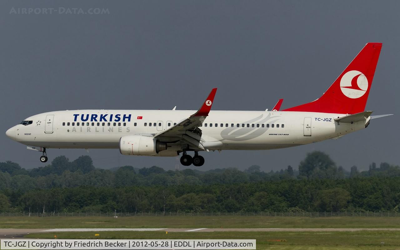 TC-JGZ, 2008 Boeing 737-8F2 C/N 35789, moments prior touchdown