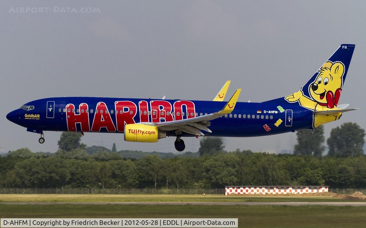 D-AHFM, 2000 Boeing 737-8K5 C/N 27986, moments prior touchdown