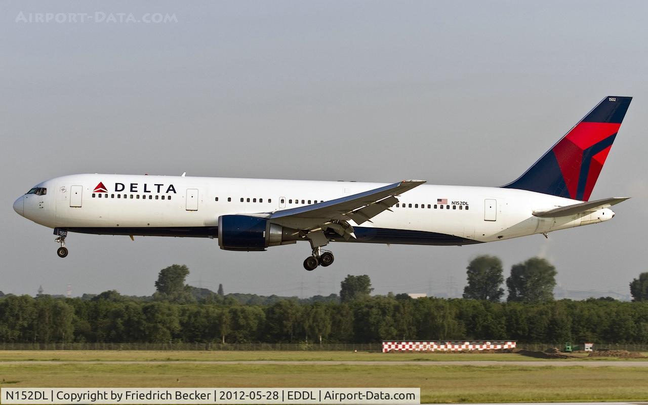 N152DL, 1990 Boeing 767-3P6 C/N 24984, moments prior touchdown