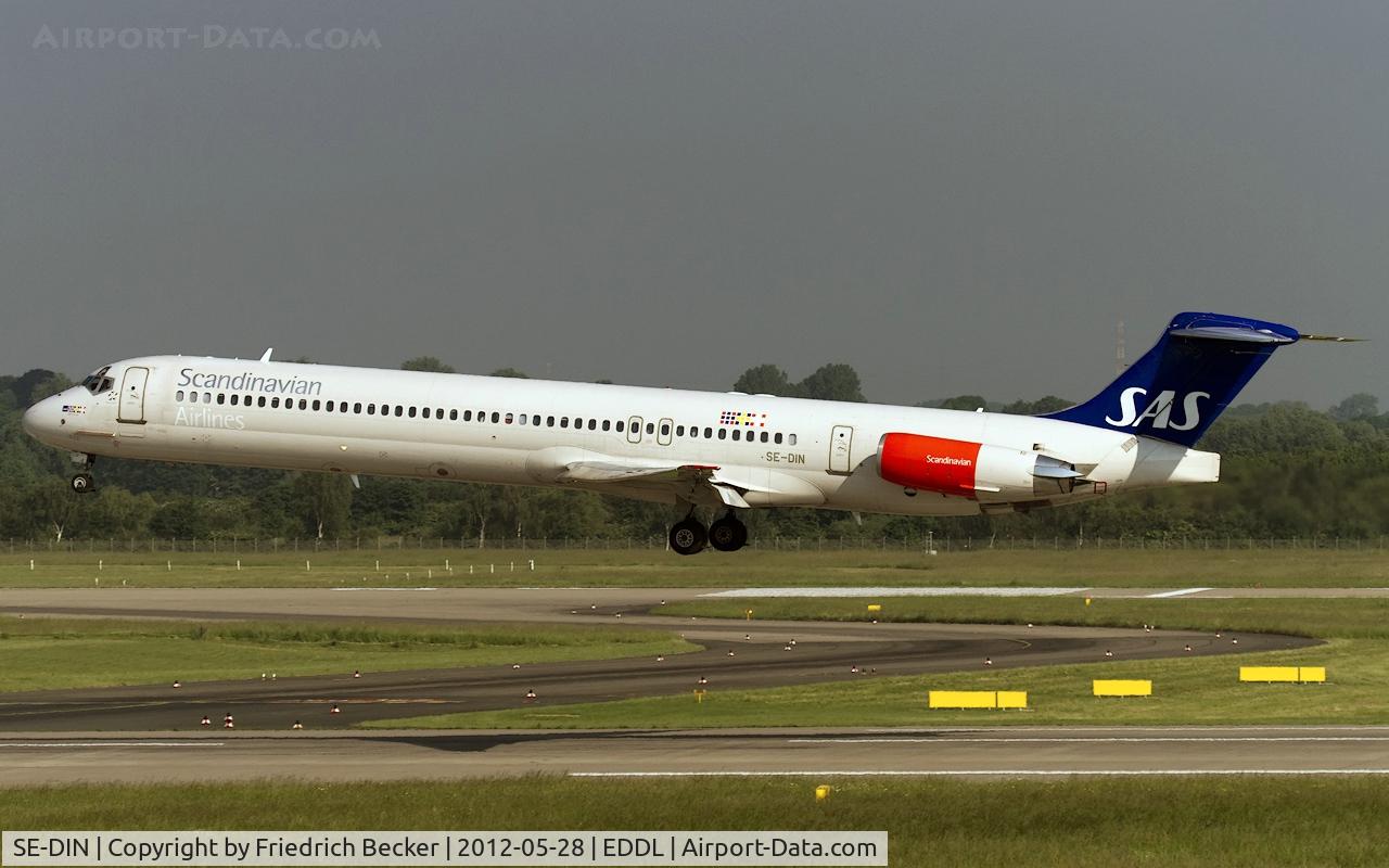 SE-DIN, 1990 McDonnell Douglas MD-82 (DC-9-82) C/N 49999, moments prior touchdown