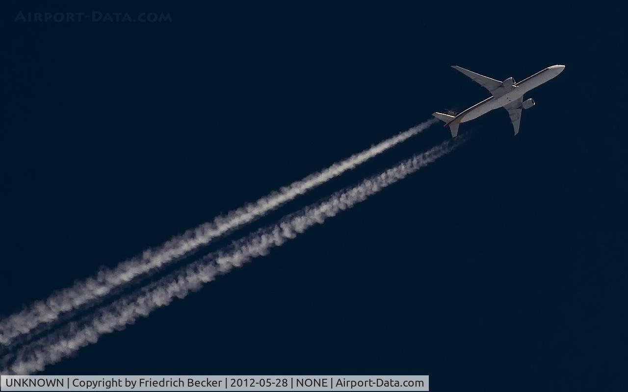 UNKNOWN, Contrails Various C/N Unknown, Singapore Airlines Triple Seven cruising eastbound