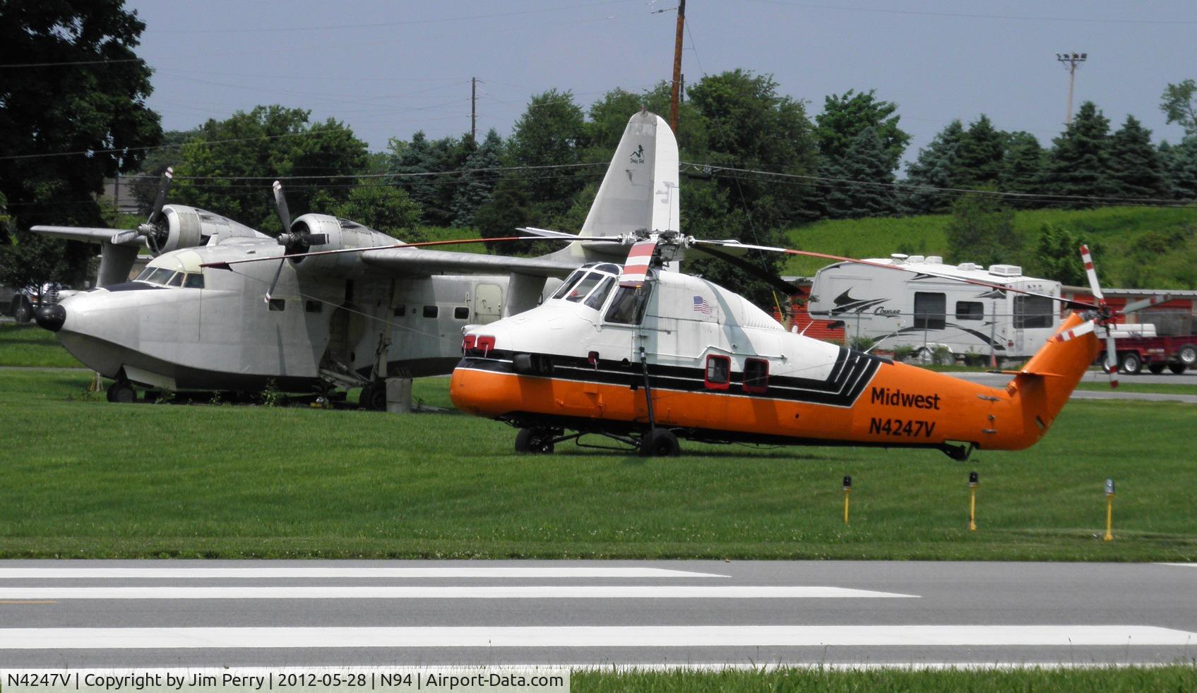 N4247V, Sikorsky S-58JT C/N 58-1547, Sitting at the airfield in Carlisle, PA