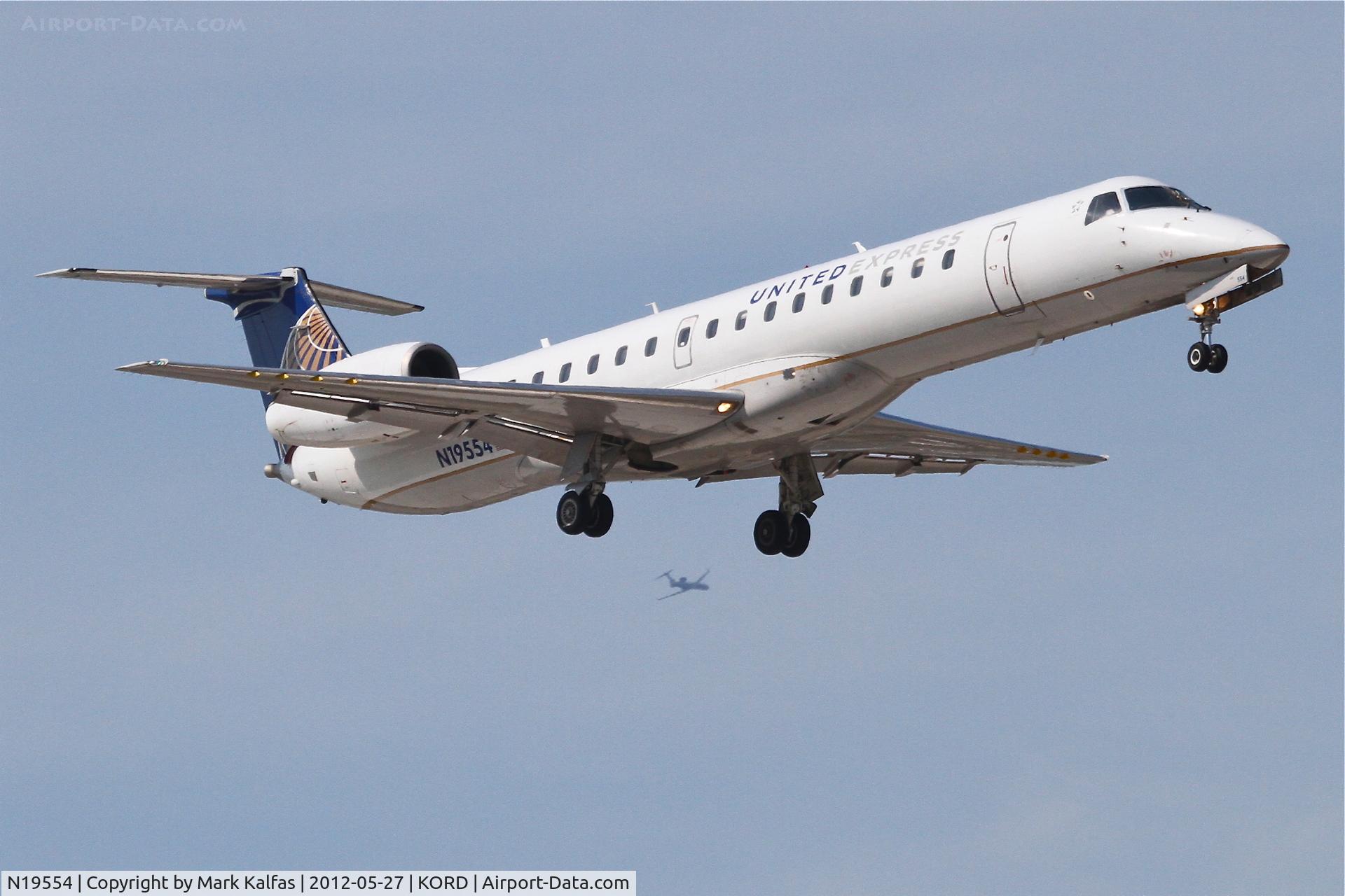N19554, 2002 Embraer EMB-145LR C/N 145587, ExpressJet/United Express Embraer EMB-145LR, ASQ5999 arriving from Wichita Mid-Continent /KICT, RWY 14R approach KORD.