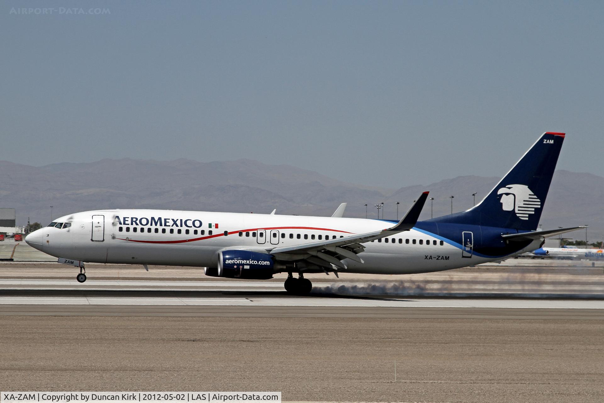 XA-ZAM, 2007 Boeing 737-852 C/N 35120, Greasing the runway