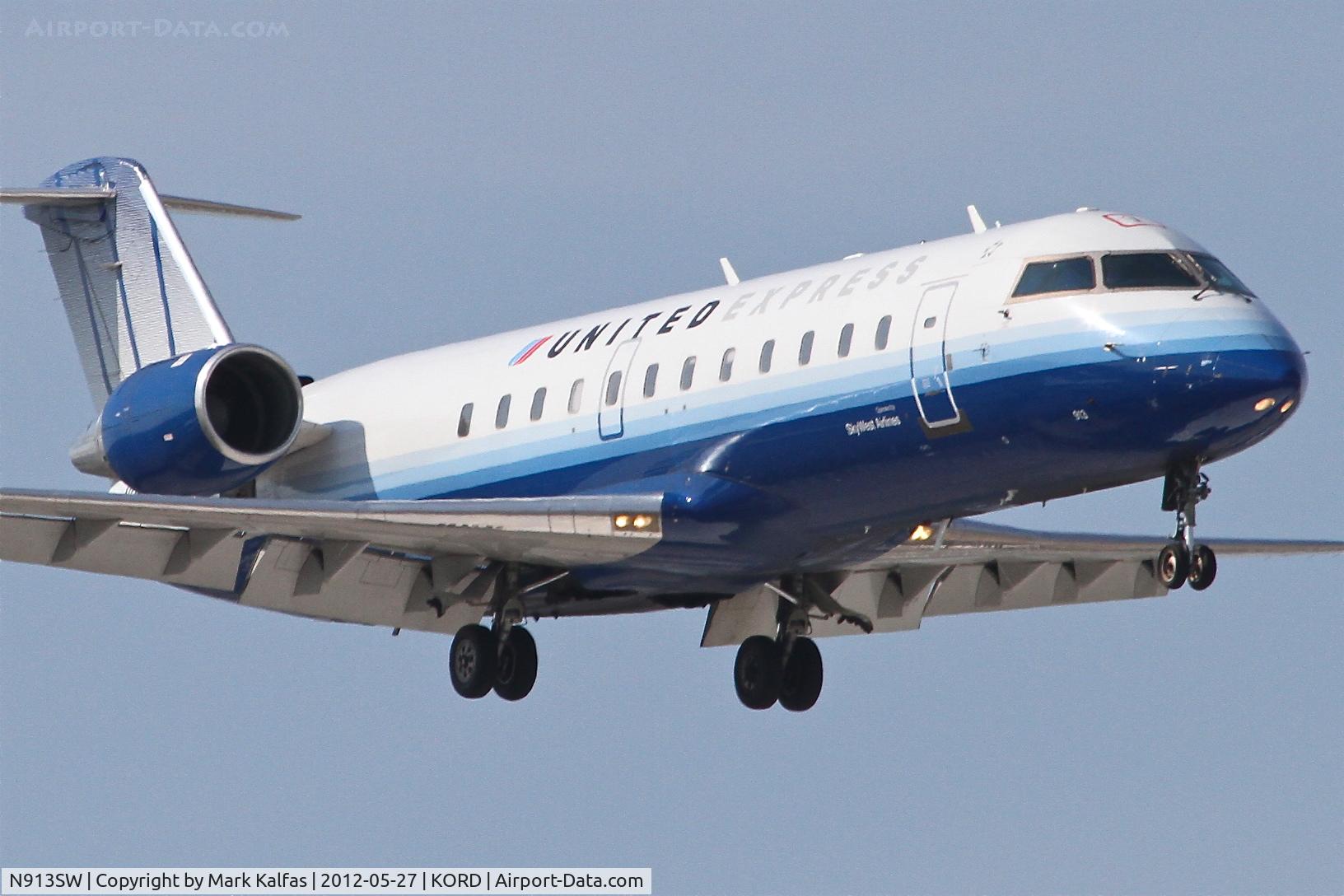 N913SW, 2001 Bombardier CRJ-200ER (CL-600-2B19) C/N 7597, SkyWest/United Express Bombardier CL-600-2B19, SKW5442 arriving from Springfield-Branson National Airport/KSGF, RWY 14R approach KORD.