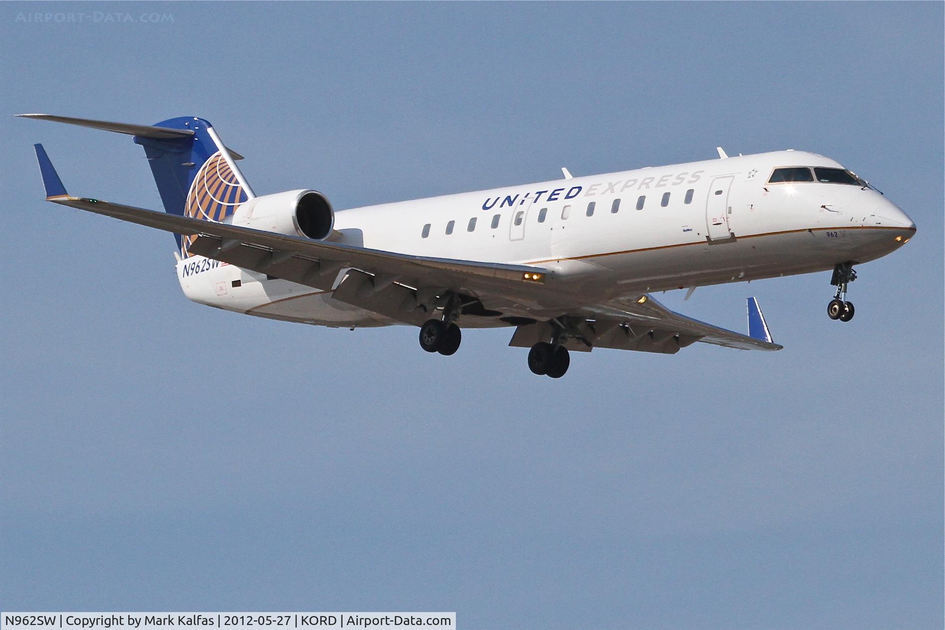 N962SW, 2003 Bombardier CRJ-200ER (CL-600-2B19) C/N 7859, SkyWest Airlines/United Express Bombardier CL-600-2B19, SKW5517 arriving from Kansas City Intl /KMCI, RWY 14R approach KORD.