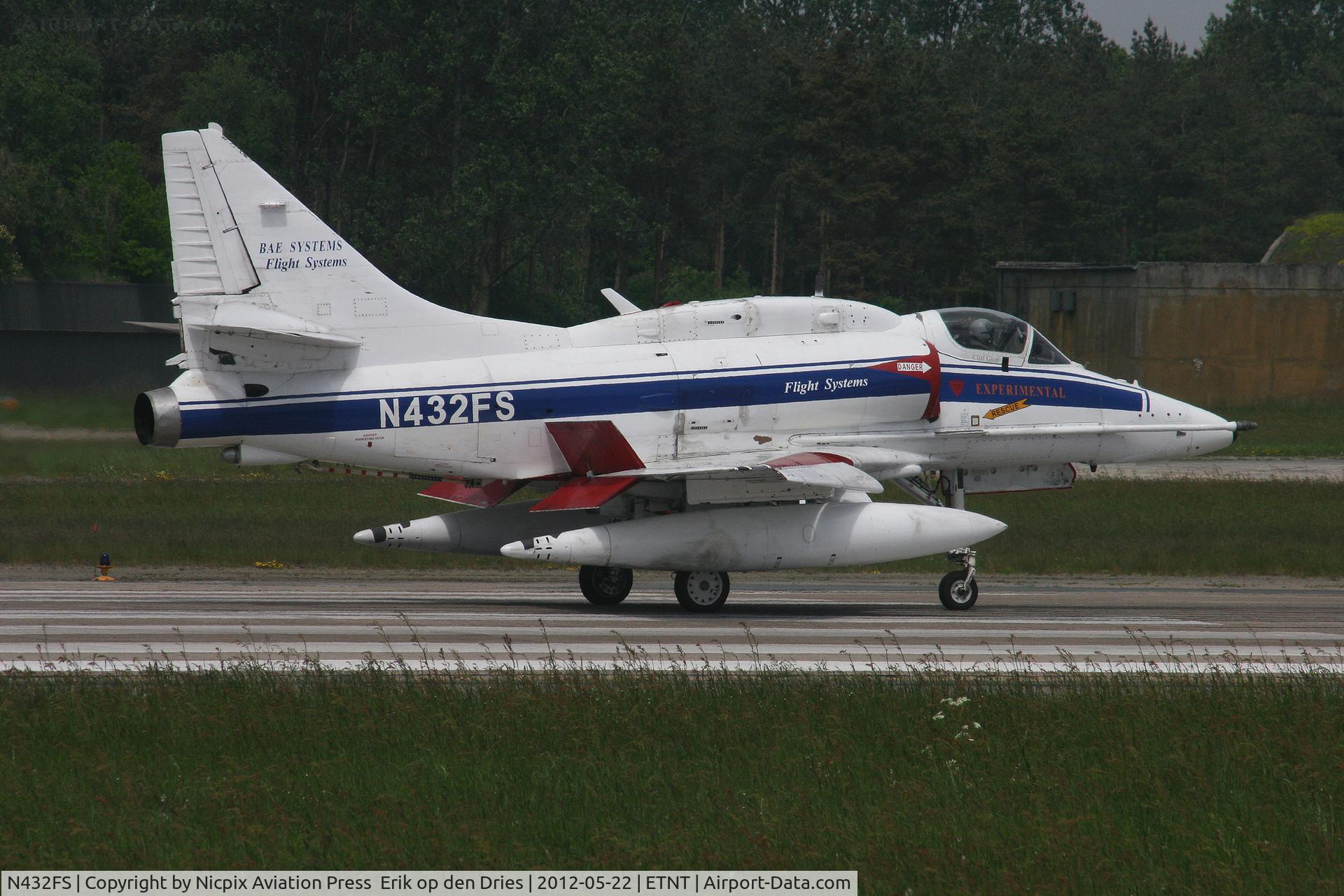 N432FS, 1972 Douglas A-4N Skyhawk C/N 14462, A-4N Skyhawk N432FS on the runway of Wittmund AB