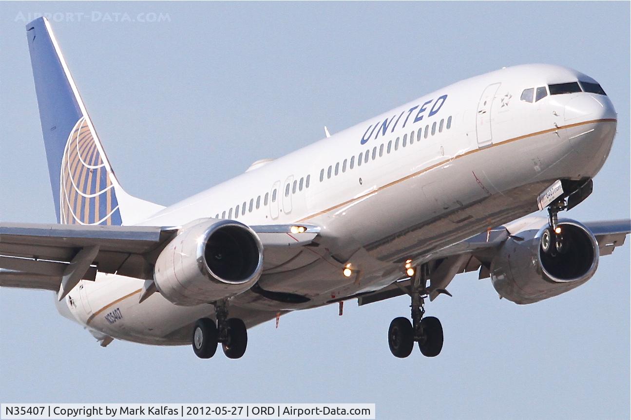 N35407, 2001 Boeing 737-924 C/N 30124, N35407 -United Airlines Boeing 737-924, UAL1083 arriving from Houston Bush Intercontinental /KIAH, RWY 14R approach KORD.