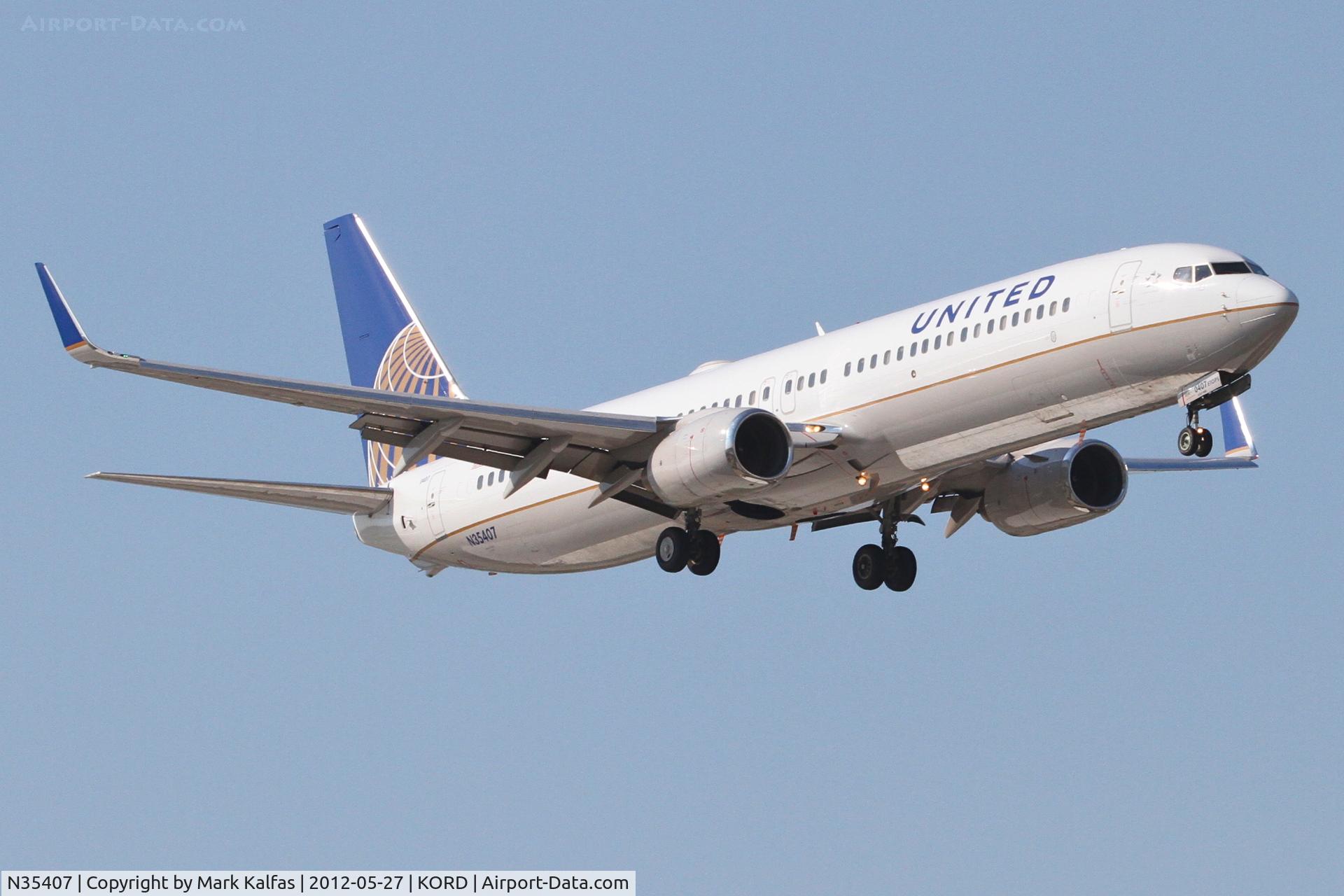 N35407, 2001 Boeing 737-924 C/N 30124, N35407 -United Airlines Boeing 737-924, UAL1083 arriving from Houston Bush Intercontinental /KIAH, RWY 14R approach KORD.