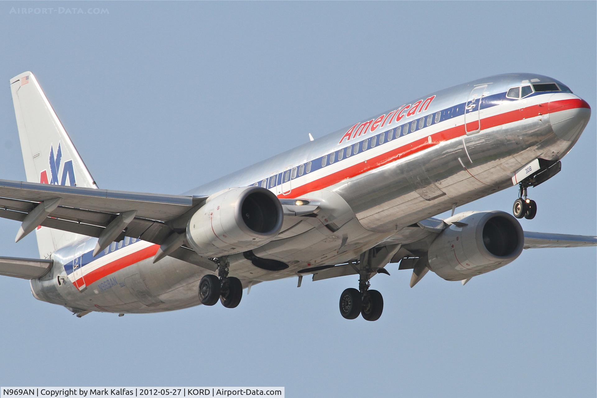 N969AN, 2001 Boeing 737-823 C/N 29546, American Airlines Boeing 737-823, AAL681 arriving from KLAX, RWY 14R approach KORD.