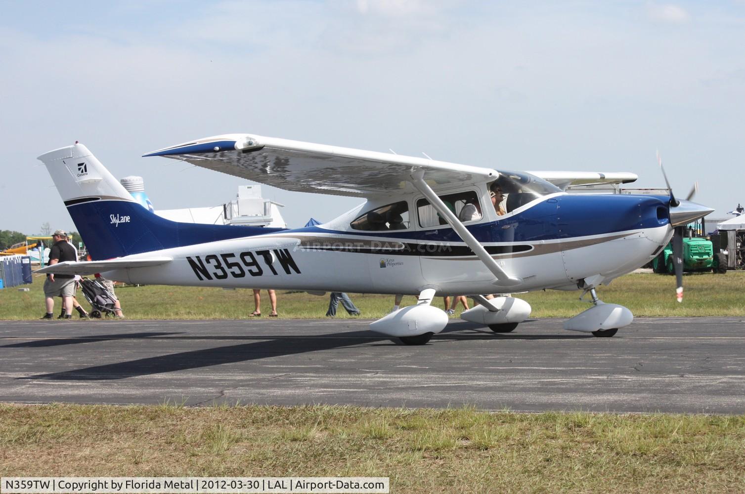 N359TW, 2004 Cessna 182T Skylane C/N 18281477, Taxiing