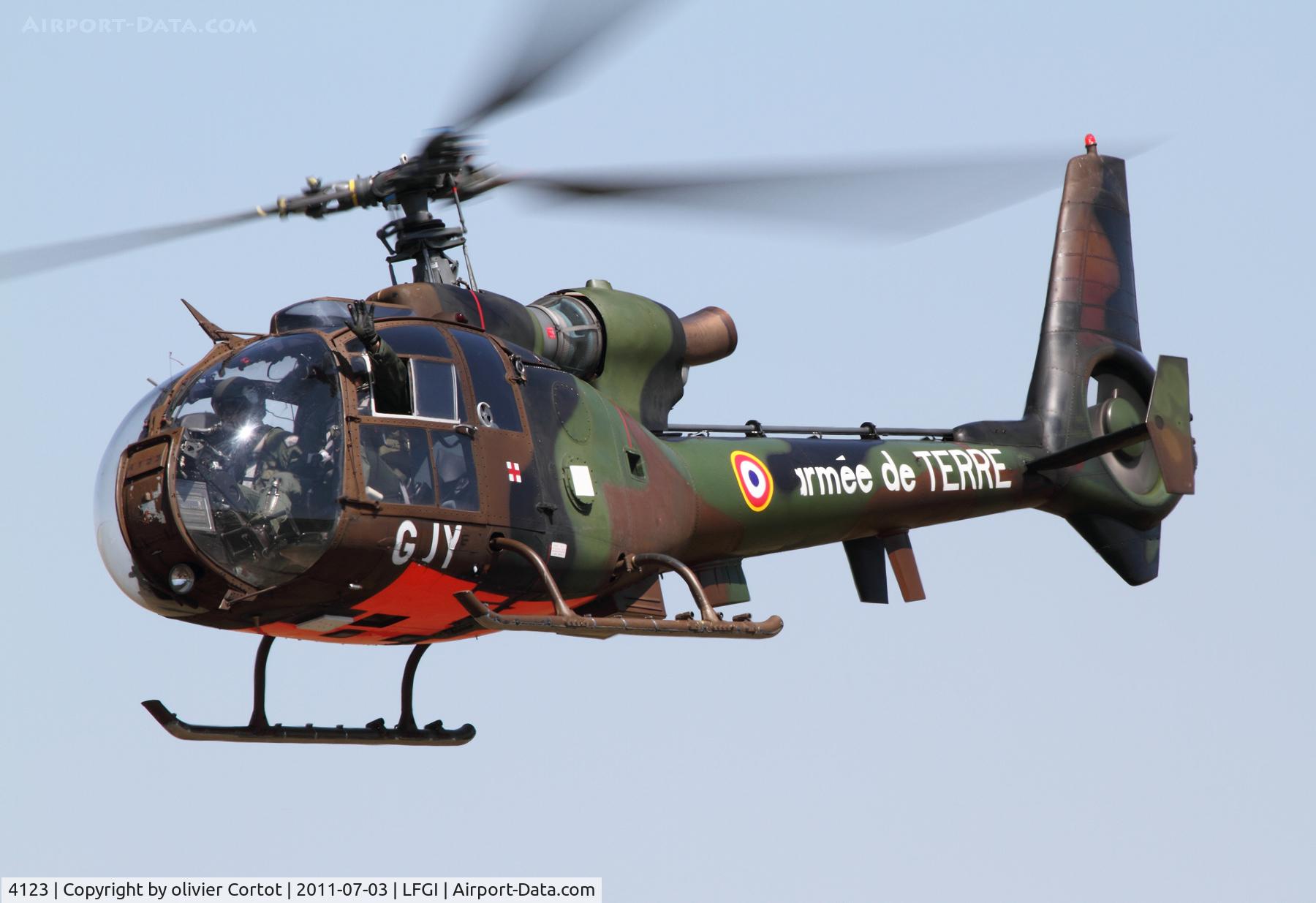 4123, Aérospatiale SA-342M Gazelle C/N 2123, the crew saluting the public, Darois airshow 2011