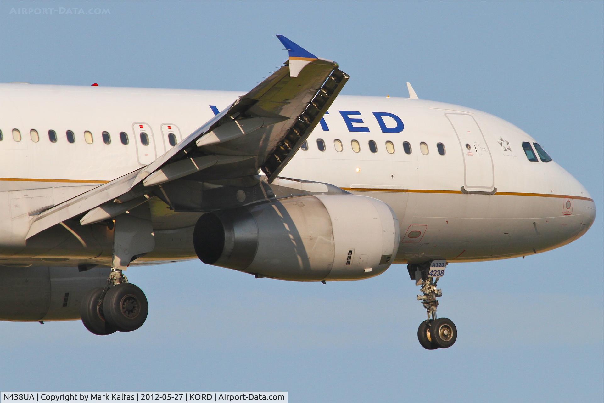 N438UA, 1997 Airbus A320-232 C/N 678, United Airlines Airbus A320-232, UAL550 arriving from Phoenix Sky Harbor Int'l /KPHX, RWY14R approach KORD.