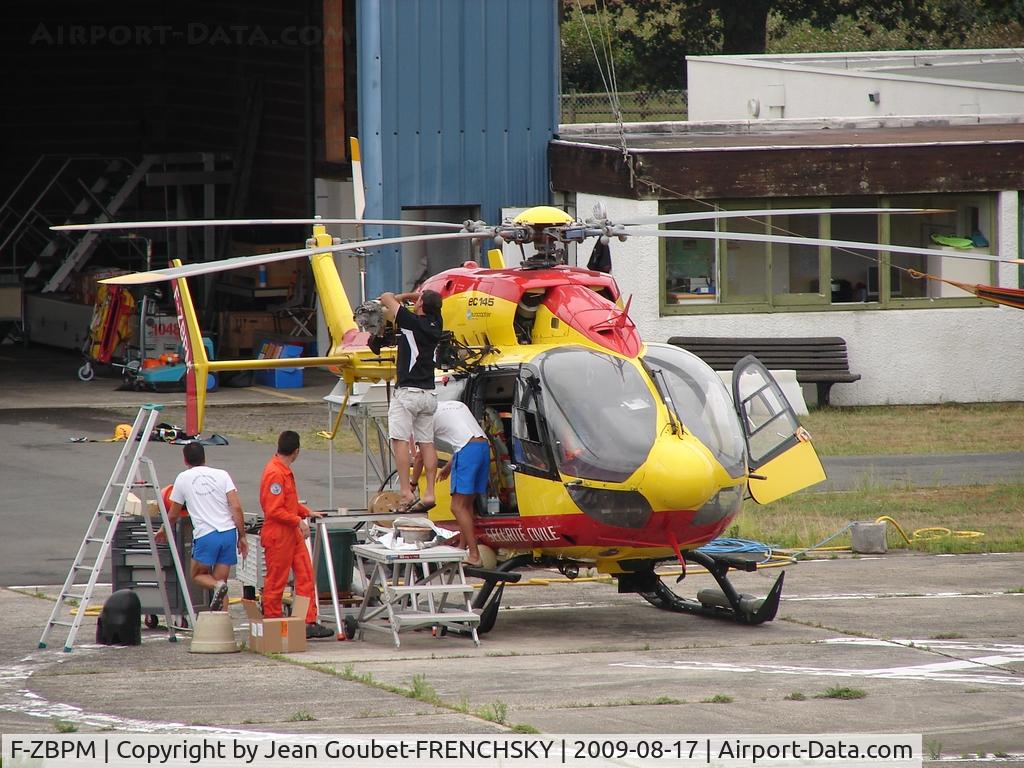 F-ZBPM, Eurocopter-Kawasaki EC-145 (BK-117C-2) C/N 9022, DRAGON 33
Base Hélico Commandant Patrick Bros de Lacanau (France)