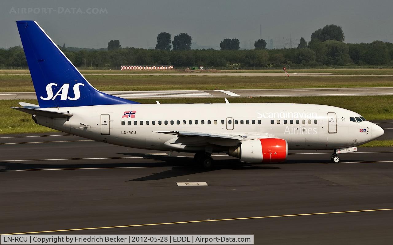 LN-RCU, 1999 Boeing 737-683 C/N 30190, taxying to the active