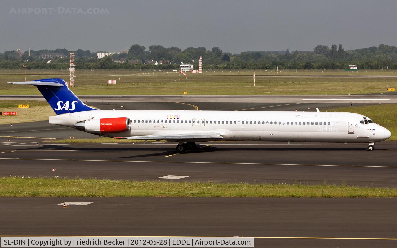 SE-DIN, 1990 McDonnell Douglas MD-82 (DC-9-82) C/N 49999, taxying to the active