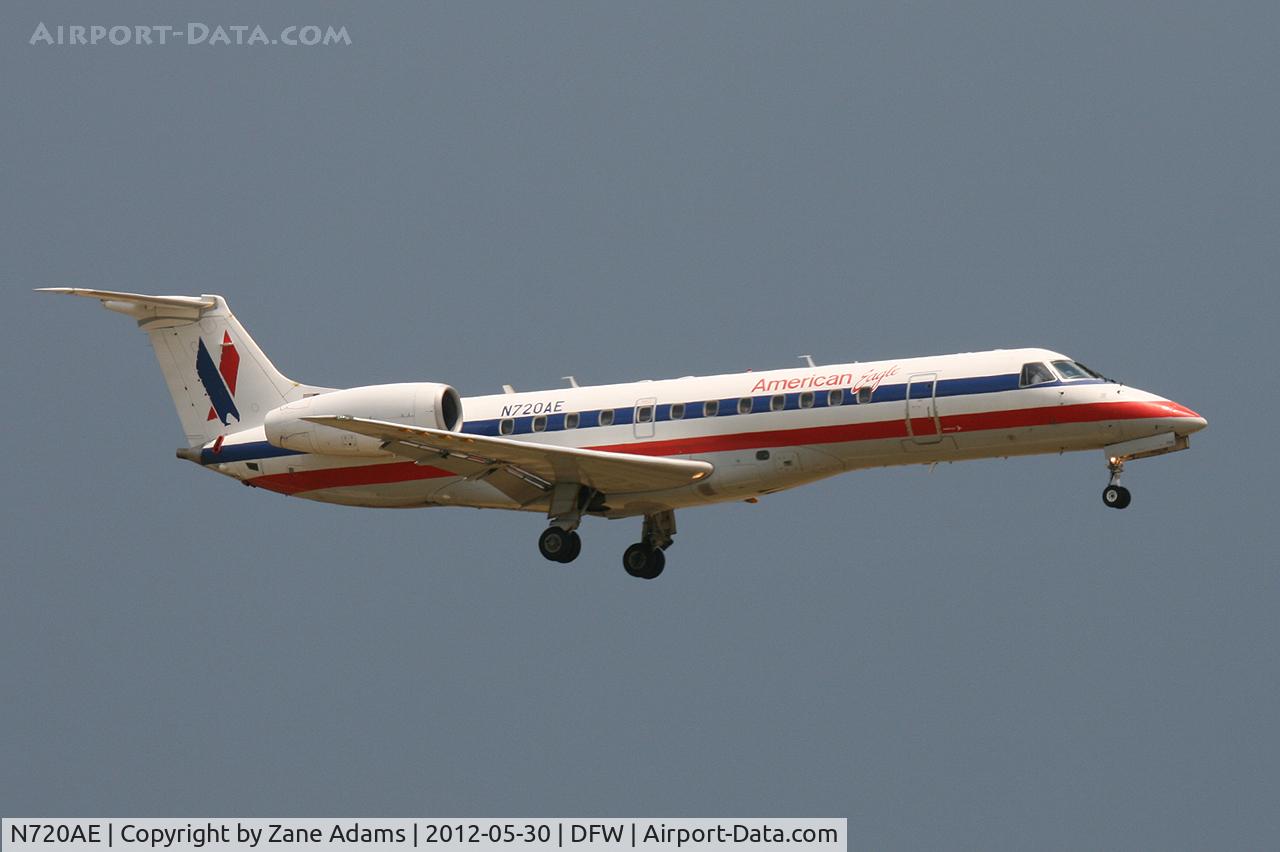 N720AE, 2000 Embraer ERJ-135LR (EMB-135LR) C/N 145279, American Eagle landing at DFW Airport