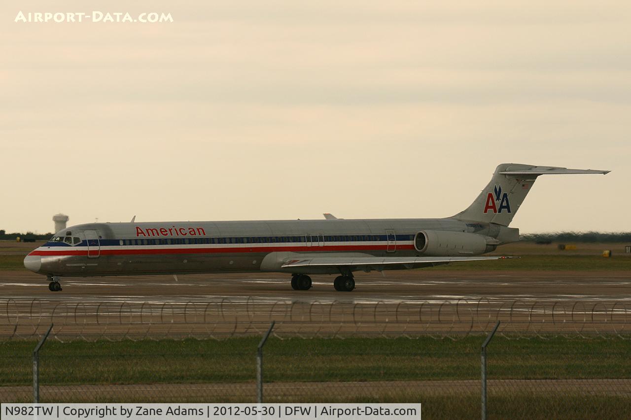 N982TW, 1999 McDonnell Douglas MD-83 (DC-9-83) C/N 53632, American Airlines at DFW Airport
