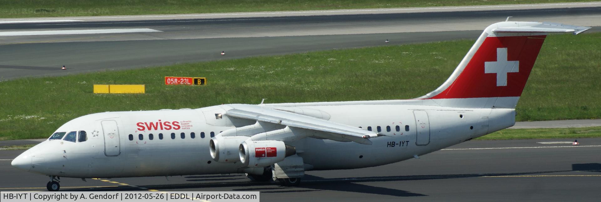 HB-IYT, 2000 British Aerospace Avro 146-RJ100 C/N E3380, Swiss, is taxiing to Rwy5R for departure at Düsseldorf Int´l (EDDL)