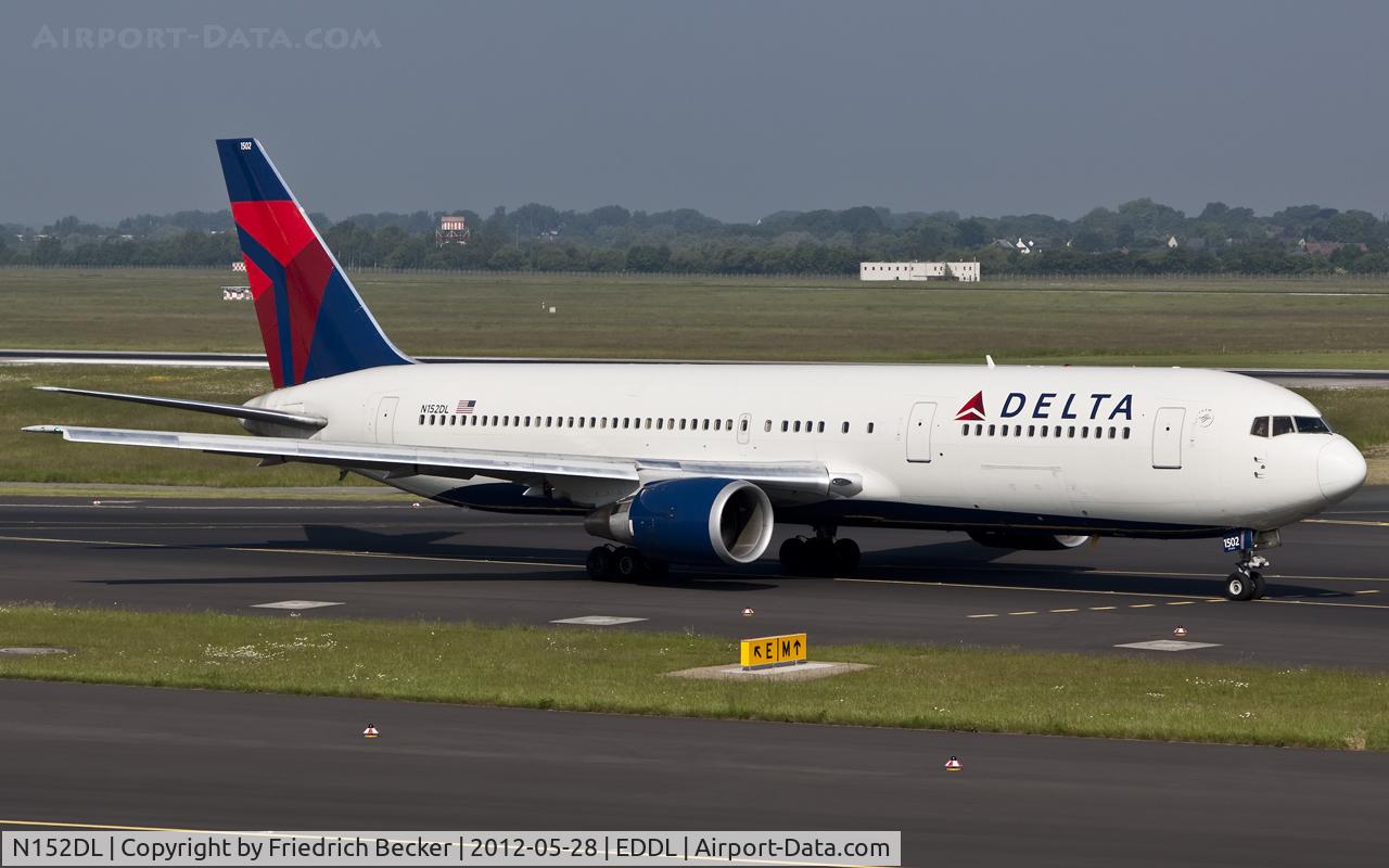 N152DL, 1990 Boeing 767-3P6 C/N 24984, taxying to the active