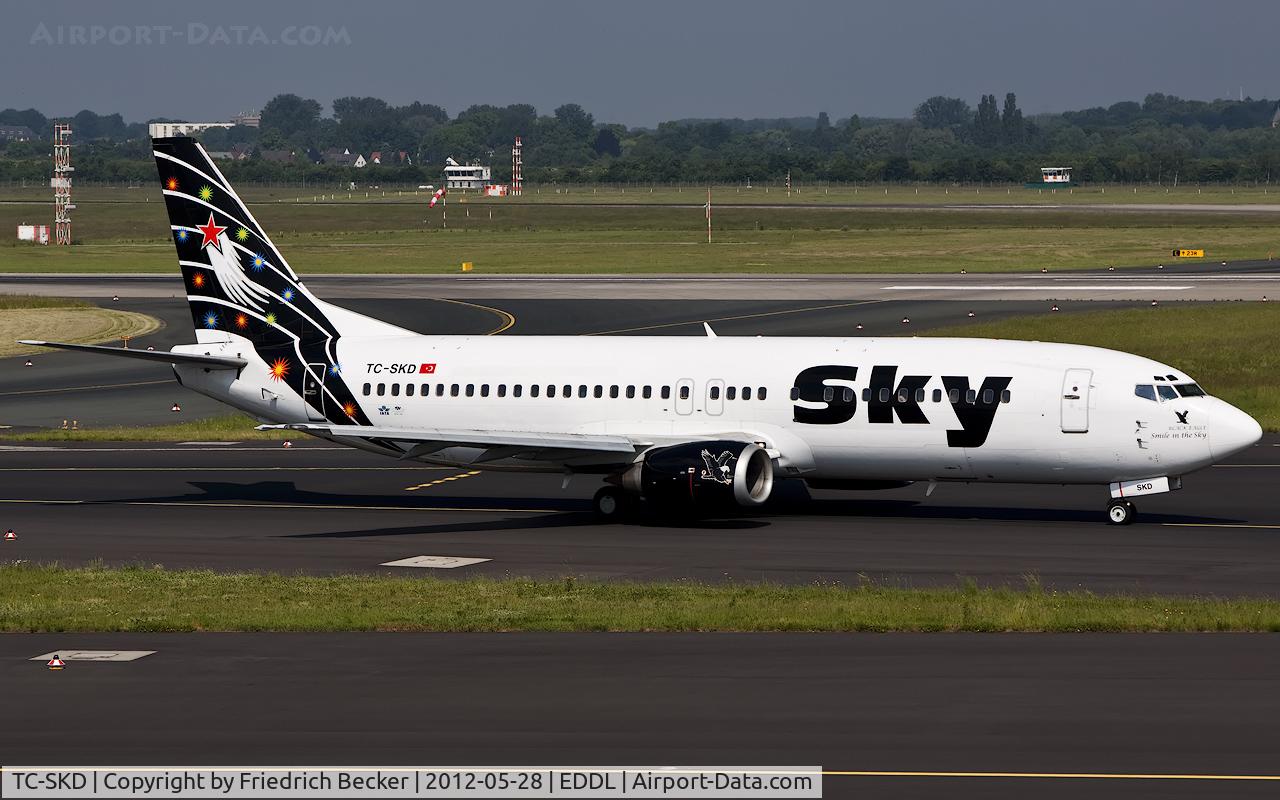 TC-SKD, 1992 Boeing 737-4Q8 C/N 25372, taxying to the active