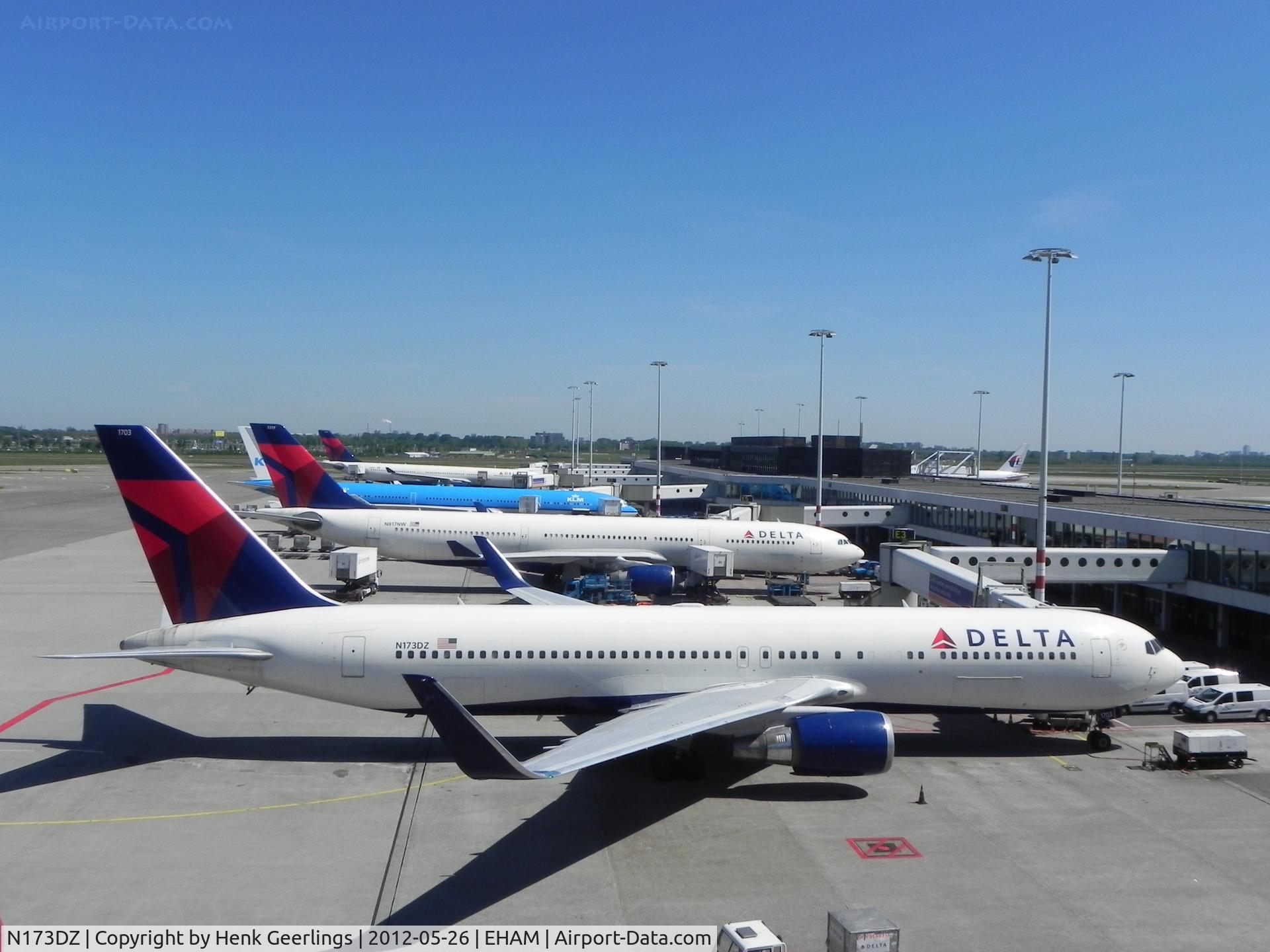 N173DZ, 1998 Boeing 767-332ER C/N 29692, Delta at Schiphol Airport