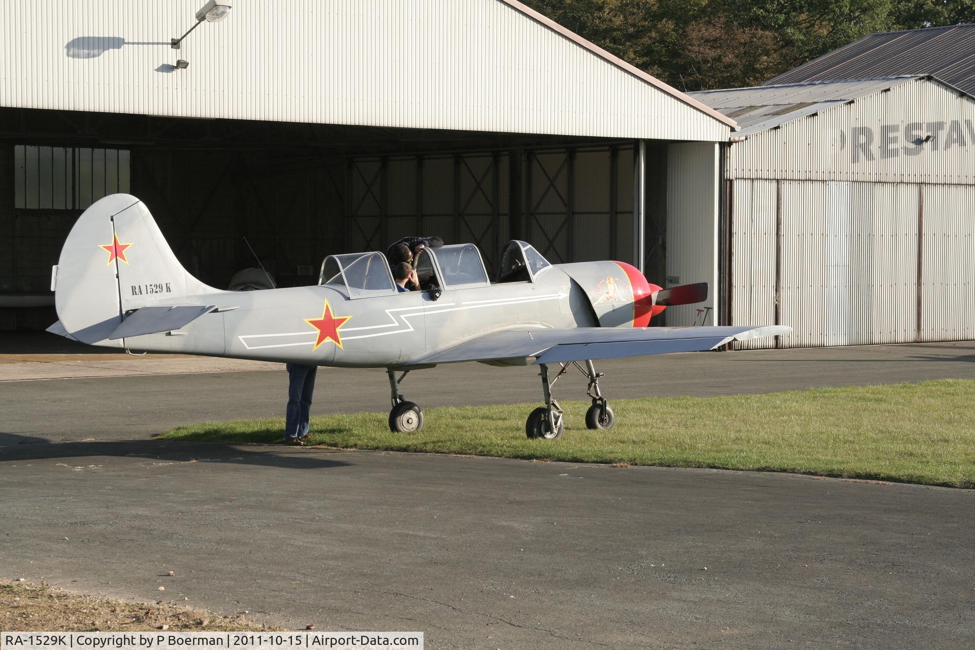 RA-1529K, 1989 Yakovlev Yak-52 C/N 889009, Yakovlev Yak-52 before a fligt on Aérodrome de Meaux-Esbly