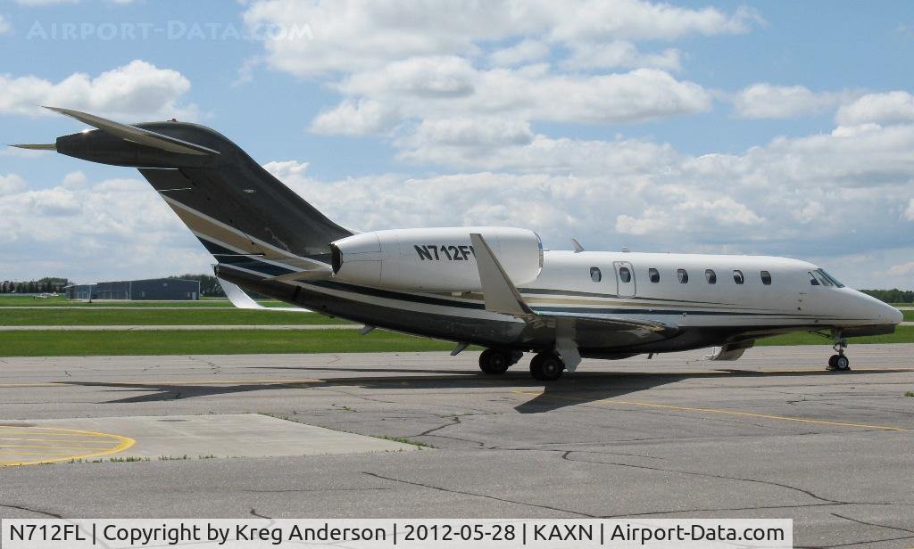 N712FL, 1999 Cessna 750 Citation X C/N 7500082, Cessna 750 Citation X at the fuel pumps.