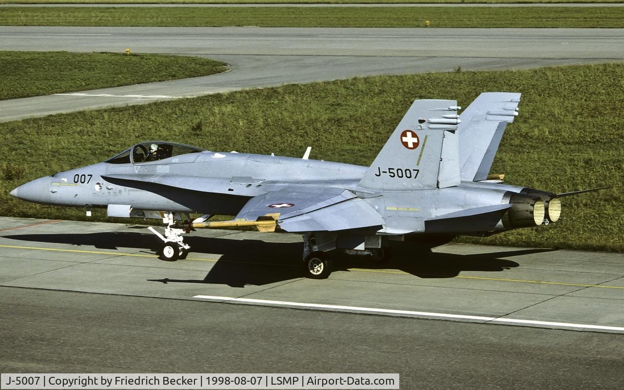 J-5007, McDonnell Douglas F/A-18C Hornet C/N 1335/SFC007, taxying to the active