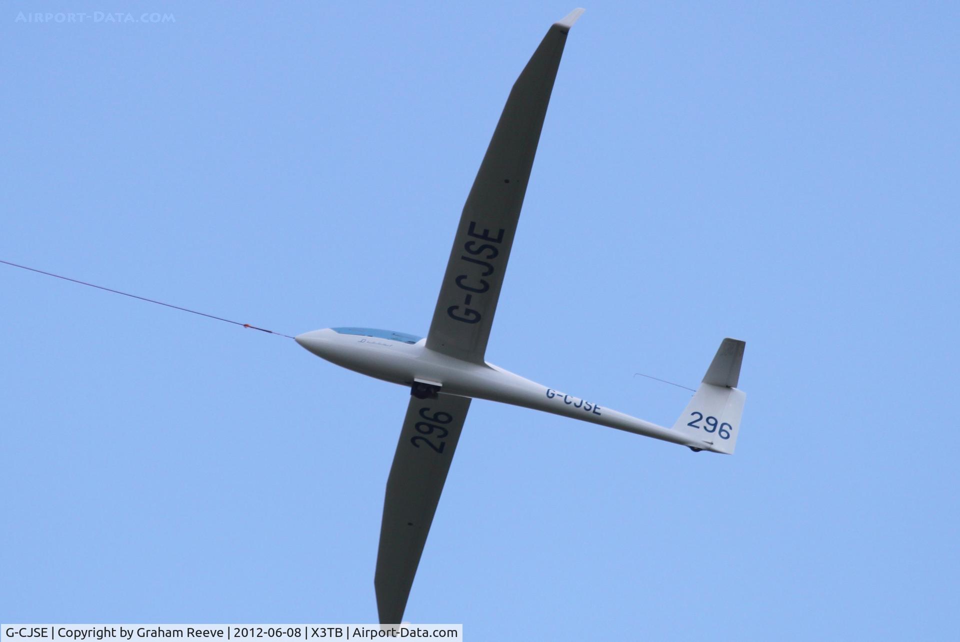 G-CJSE, Schempp-Hirth Discus b C/N 365, Under tow from Tibenham.