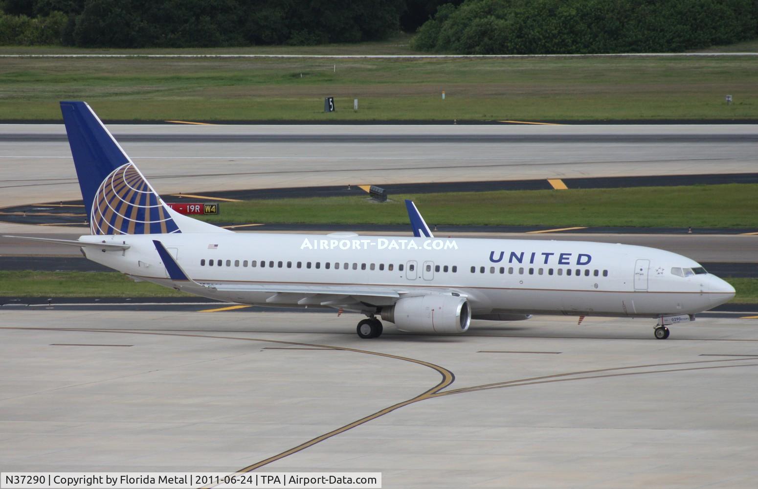 N37290, 2004 Boeing 737-824 C/N 31601, United 737-800