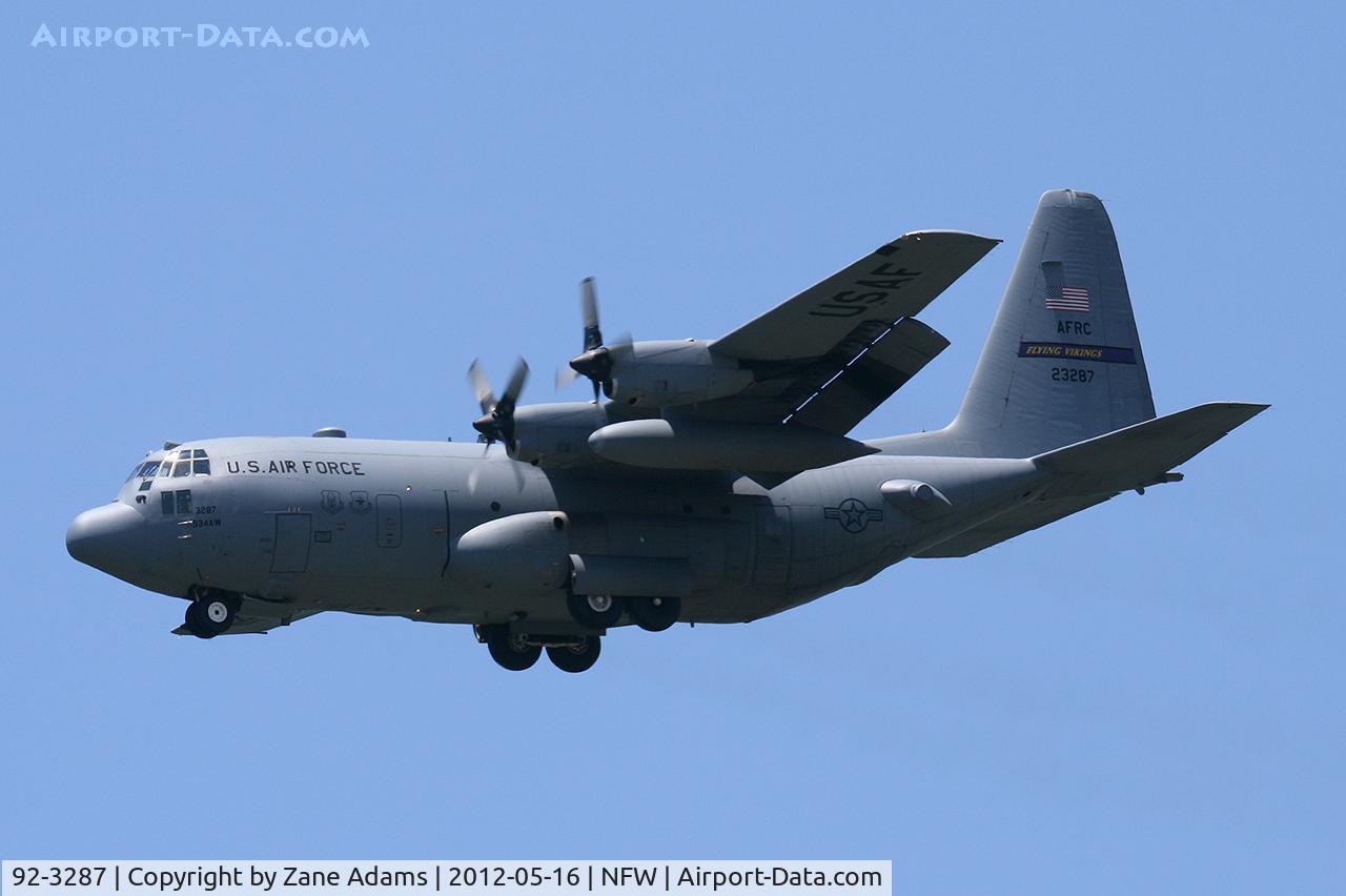 92-3287, 1992 Lockheed C-130H Hercules C/N 382-5351, Landing at NASJRB Fort Worth