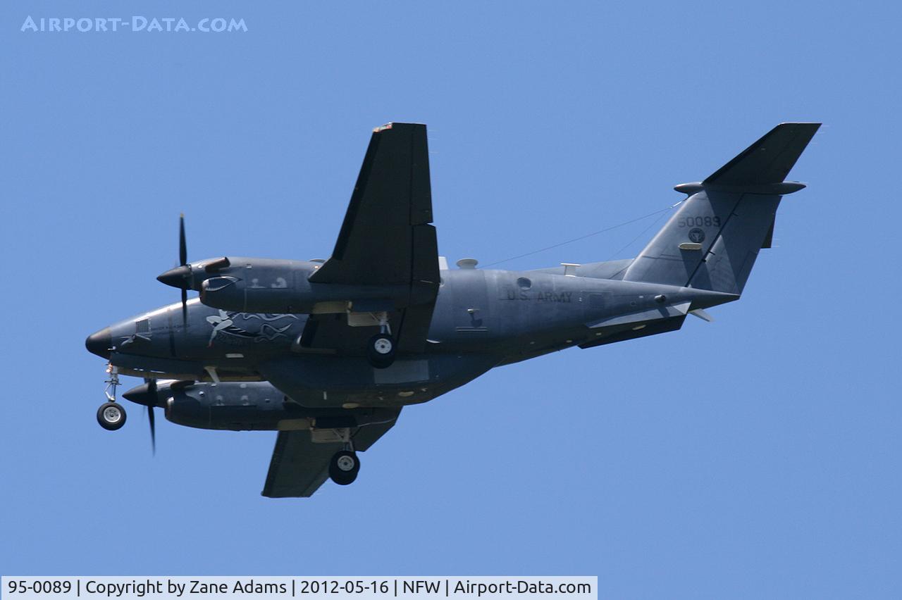 95-0089, 1995 Beech C-12R Huron C/N BW-017, Landing at NASJRB Fort Worth